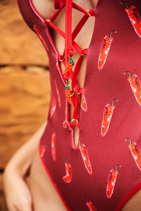 Amapola One Piece Rojo brillante y Chiles
