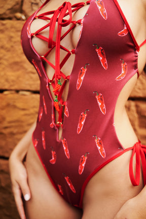 Amapola One Piece Rojo brillante y Chiles